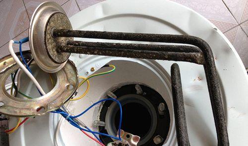 热水器使用七八年后需要更换哪些部件？