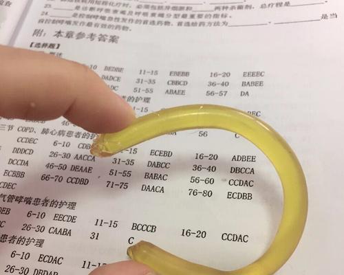 笔记本电脑粘上热熔胶怎么清理？