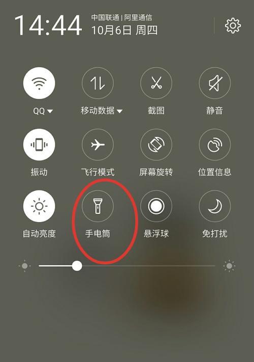 闪光灯出现红光的原因是什么？如何避免这种情况？