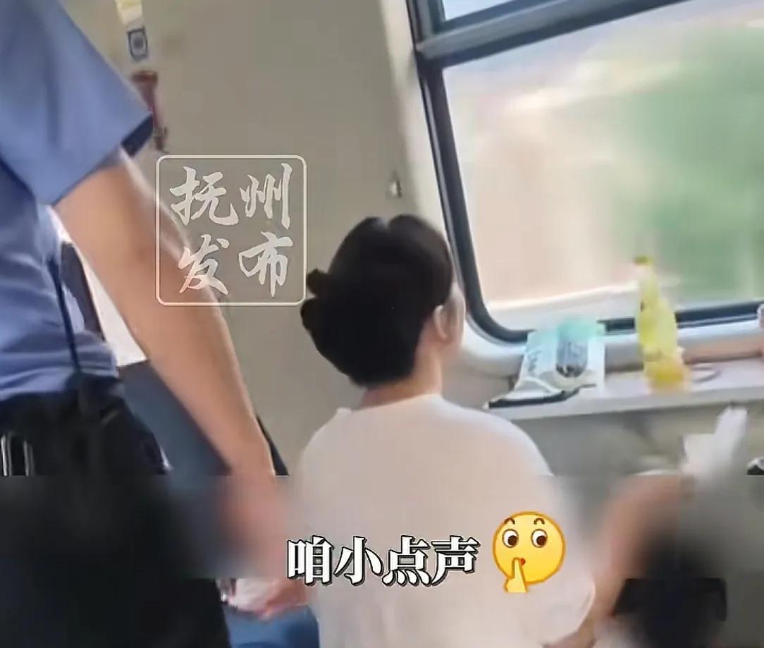 太狂了！女子凌晨5点火车上唱歌跳舞，面对劝阻反怼:有钱买卧铺去