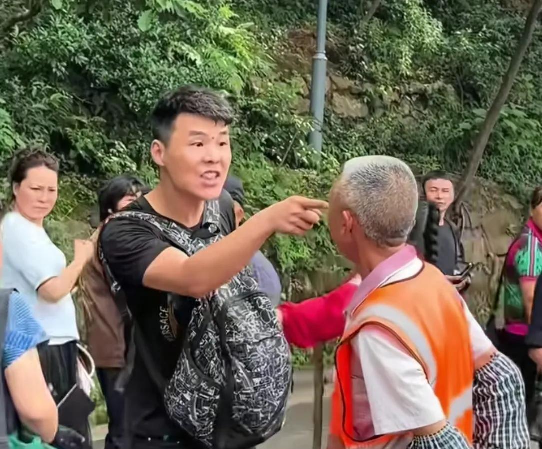 你再打猴我打你！保洁大爷驱赶猴子被一南京游客辱骂，公园回应