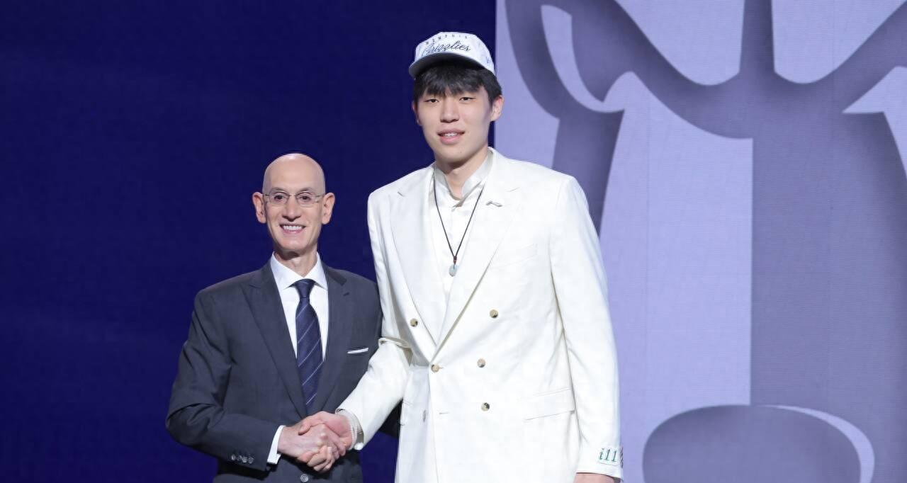 中国篮球再出一名NBA球员！继杨瀚森之后，22岁的他和篮网签约